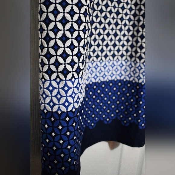 Women's AGB Dress Geometric Print Shift Dress - Picture 5 of 7